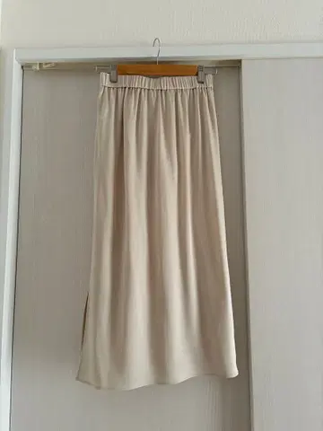 미사용 새상품 Spick and Span 새틴 이지 스커트 36