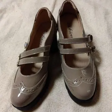 베이지 에나멜 스트랩 펌프스 23cm