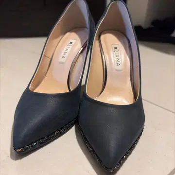 DIANA 블랙 스틸레토 하이힐