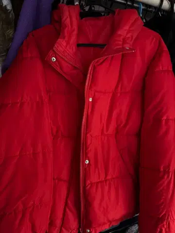 빨간색 후드 부착 다운 자켓