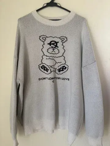 곰 자수 그레이 니트 스웨터