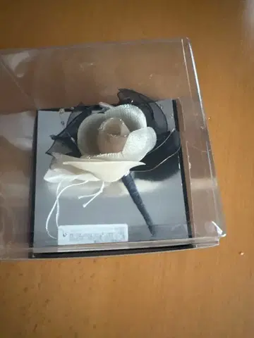 네이비 컬러와 화이트 장미 브로치