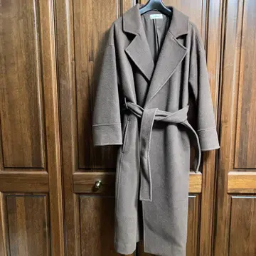 시착만 한 Mila Owen의 브라운 롱 코트