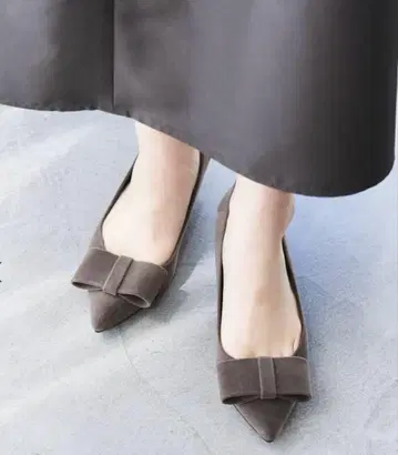 새상품급 LE TALON 그레이 스틸레토 펌프스 24cm