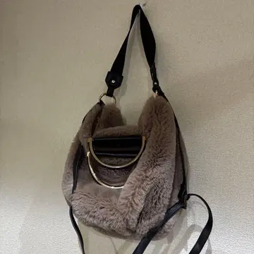 퍼 소재 핸드백 숄더 포함