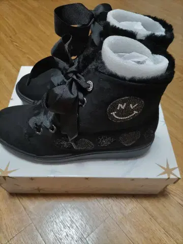 누벨바그 릴랙스 퍼 장식 리본 캐주얼 스니커즈