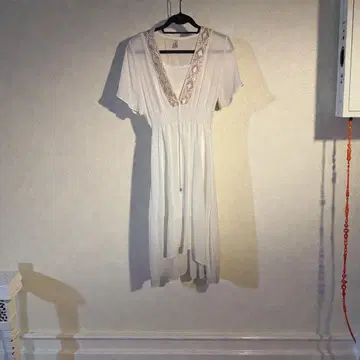 화이트 V넥 원피스 레이스 장식