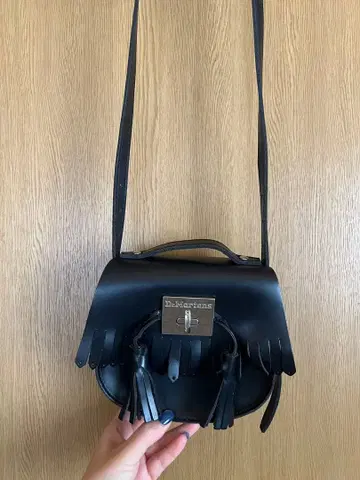 닥터마틴 Dr.Martens 태슬 숄더백 블랙