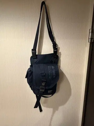 AVIREX 네이비 숄더백