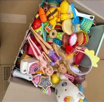 소꿉놀이 완구 세트와 인형 2체