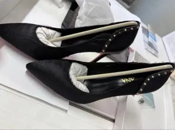 스터드 장식 블랙 스틸레토 하이힐