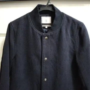 네이비 코트 버튼 달린 포켓 있음