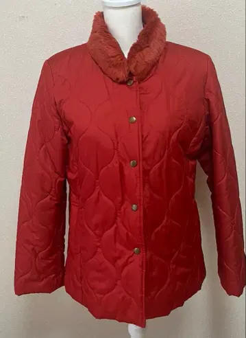 퍼 달린 빨간색 퀼팅 다운 자켓
