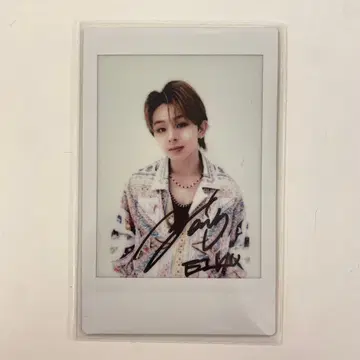 원엔 EIKU 사인 포함 폴라로이드