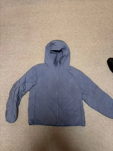 유니클로 퍼프 테크 후드 부착 자켓