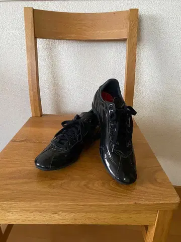 블랙 광택 스니커즈 로우컷