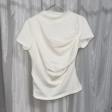 베이지 반팔 T셔츠 백 드레이프 주름 가공 비대칭