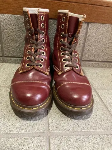 닥터마틴 8홀 부츠 CAPPER