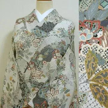 흰 바탕에 히키타 패턴과 초화 코몬