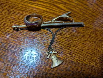 0.99 금제 루비 포함 넥타이핀과 반지 세트