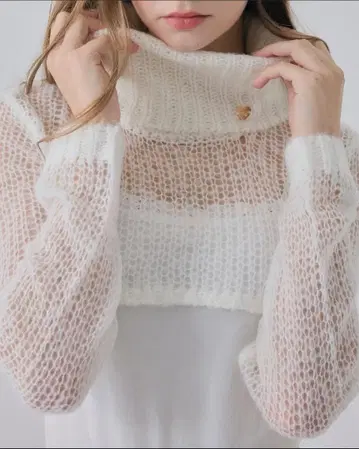 treaturself 터틀넥 크롭 니트