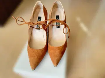 [ 새상품급 ] DIANA 스웨이드 펌프스