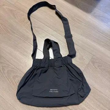 BEYOND THE VINES 숄더백