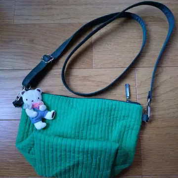 퀼팅 그린 숄더백 봉제 인형 참 포함