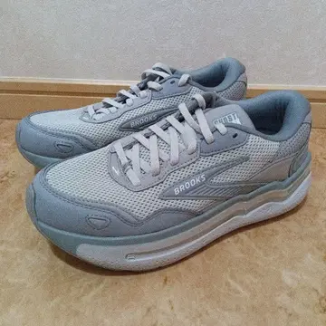 미사용 BROOKS GHOST MAX 그레이 스니커즈
