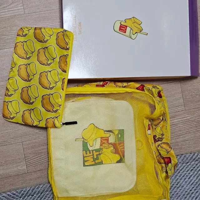 BTS X McDonald's 멜팅 여행 파우치 판매