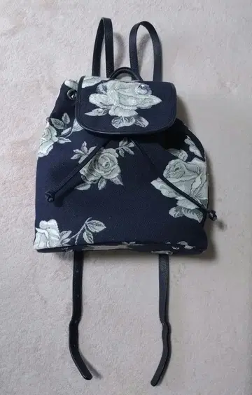 싱크비 스팽글 장미 자수 네이비 백팩
