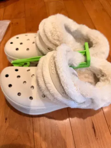 Crocs 퍼 달린 화이트 클로그 샌들