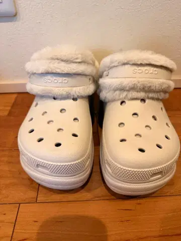 Crocs 퍼 달린 화이트 클로그 샌들