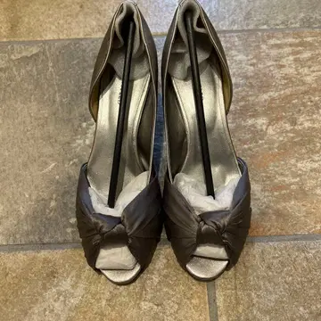 언타이틀 오픈토 브라운 펌프스