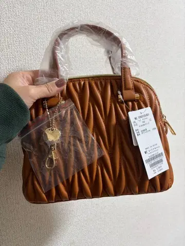 브라운 플리츠 디자인 숄더백