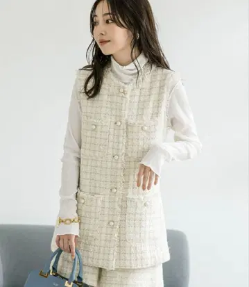 라 부티크 봉봉 화이트 트위드 슬리브리스 베스트