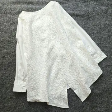 새상품급 비어즐리 뒤 자카드 블라우스 화이트 튜닉 보트넥 꽃무늬