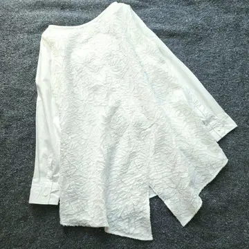 새상품급 비어즐리 뒤 자카드 블라우스 화이트 튜닉 보트넥 꽃무늬