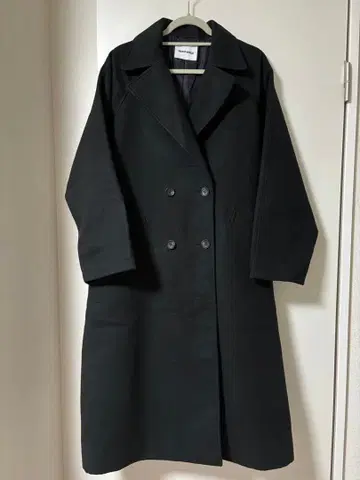 MAISON BREEZE 블랙 체스터 코트