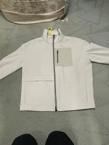 화이트 프론트 지퍼 자켓