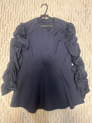 Have 네이비 프릴 슬리브 긴팔 블라우스