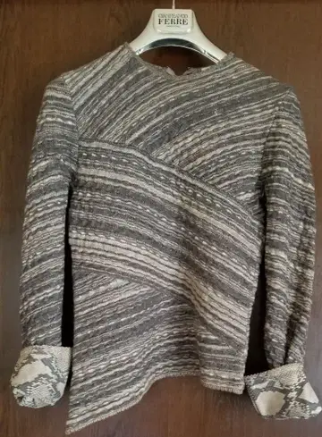 그레이 계열 스트라이프 패턴 상의와 스커트 세트