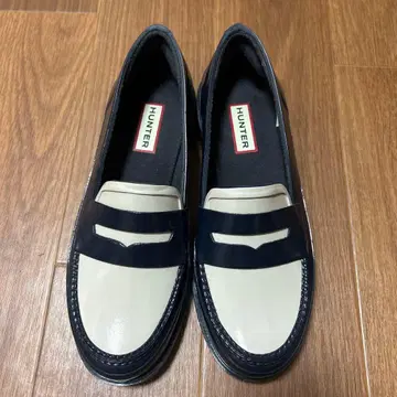 HUNTER 네이비/아이보리 로퍼
