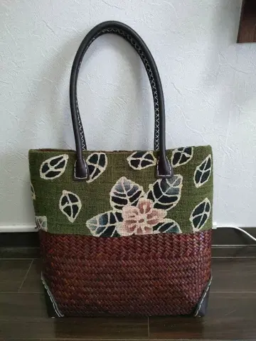 ASIAN DREAM 토트백 꽃과 나뭇잎 패턴 그린과 브라운 일본풍