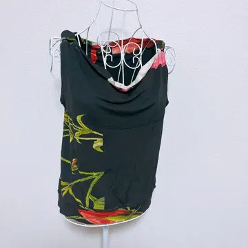 블랙과 빨간색 꽃무늬 슬리브리스 상의