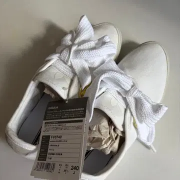 화이트 리본 포함 스니커즈 240