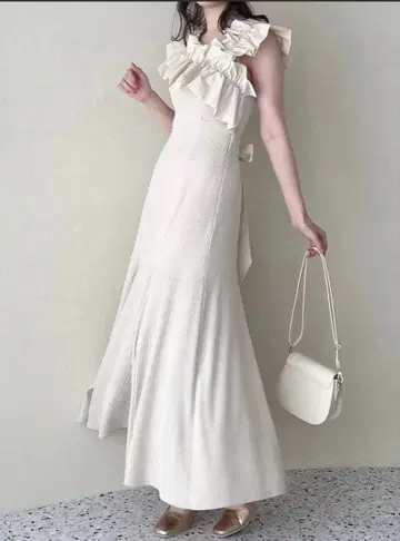 dazzlin 다즐린 이소재 프릴 머메이드 원피스 아이보리
