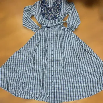 체크 무늬 롱 원피스 (꽃무늬 옷깃)