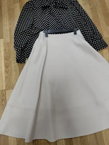 엠프리미어 블랙 밑단 절개 롱 스커트 베이지 새상품 미사용