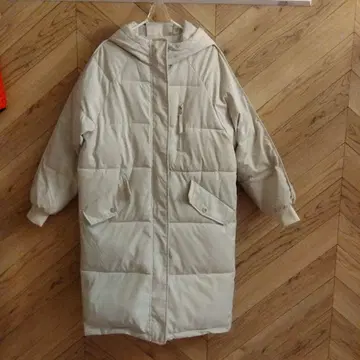 크림색 퀼팅 다운 자켓